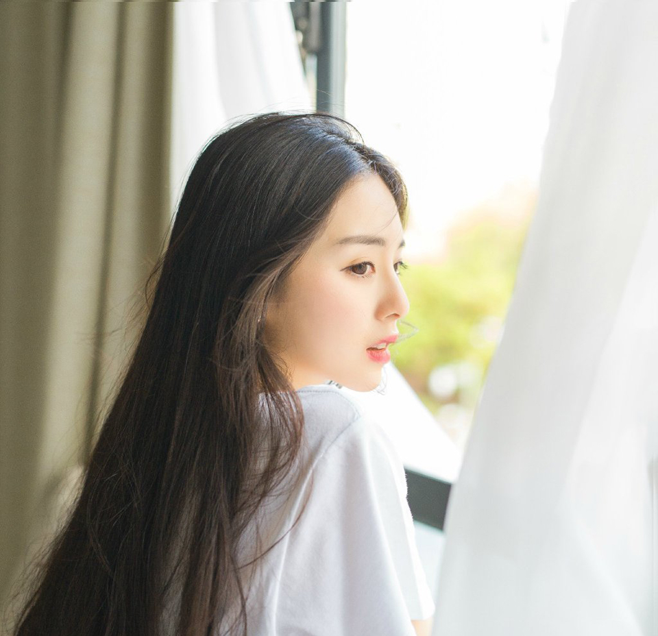 “把船靠岸，迎都督遗体回营！”吕蒙站起来，深深的吸了一口气，看向众人道：“派人赶往建业，将此事报知主公。”